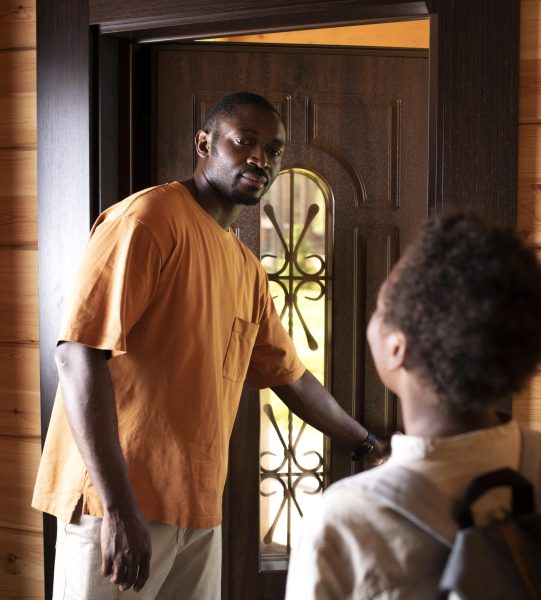 cerca-padres-preparando-su-hijo-escuela