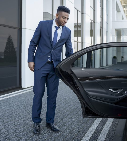 conductor-uber-elegante-dando-paseo-taxi